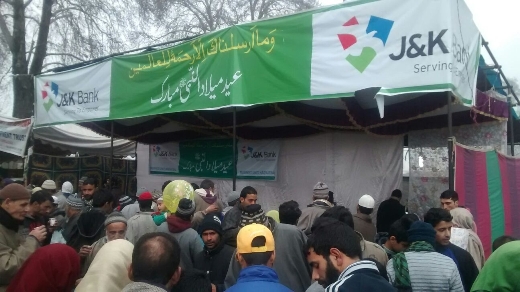 J&K Bank serves  refreshment to devotees at Hazratbal