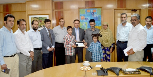 J&K  Bank rehabilitates family of deceased Ratnipora girl