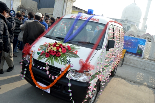 J&K Bank on the eve of Eid-I-Milad donates ambulance to Dargah Haz…