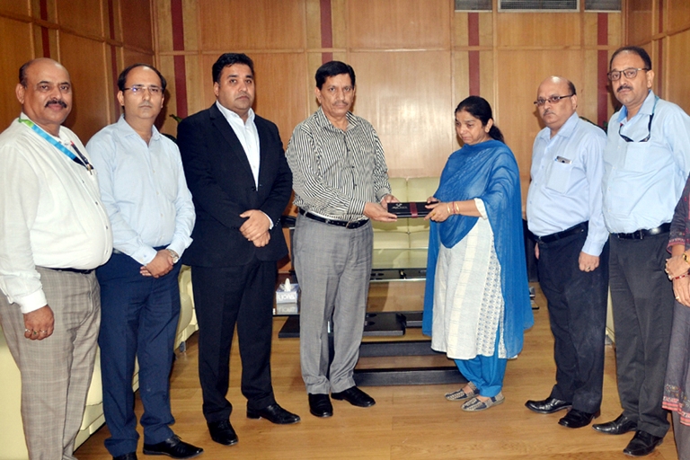 J&K Bank CMD hands over claim cheques to kin of the deceased emplo…