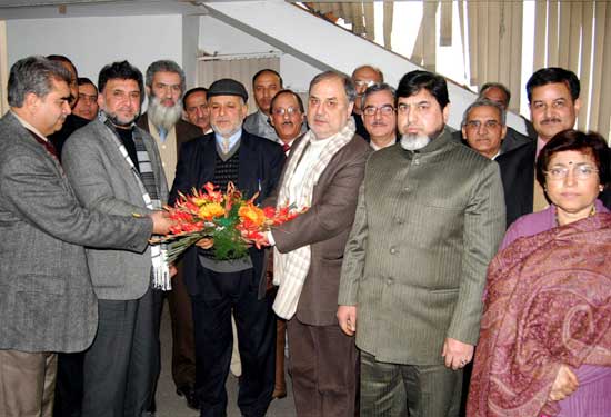 J&K Bank accords warm send-off to 11 officers