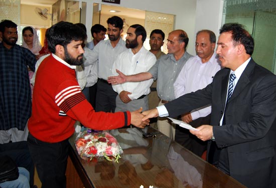 JK Bank continues loan disbursement to Dastkars Rs.8.10 lacs disbursed…