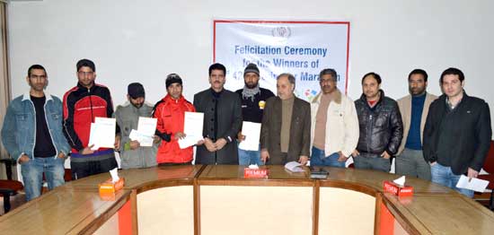J&K Bank felicitate Srinagar Marathon winners, veteran sportsman