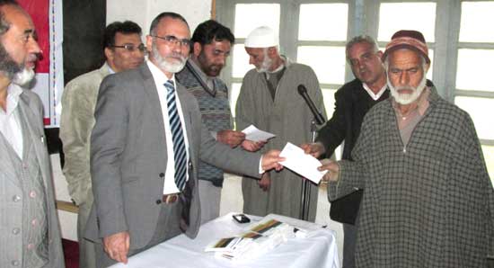 J&K Bank distributes 400 KCCs among farmers in Chatergul