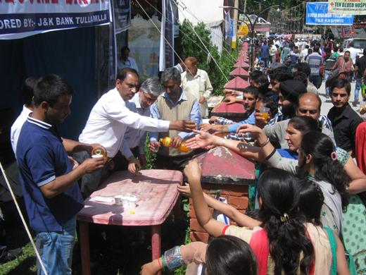 J&K  Bank serves refreshment to devotees at Mela Khirbhawani